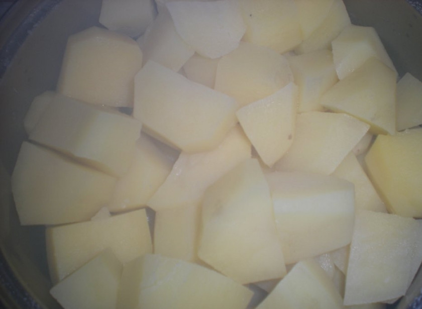 1. Этап. Картофельное пюре без масла: Картофель очистите и нарежьте некрупными кусочками. Отварите его до готовности в подсоленной воде. Обычно картофель варится около 20 минут.