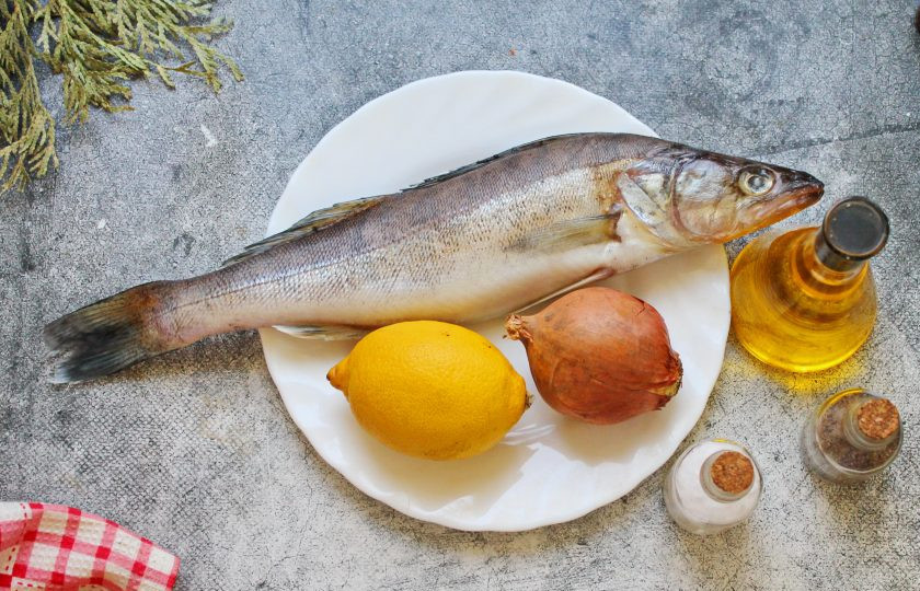 1. Этап. Судак с лимоном: Подготовьте все необходимые ингредиенты для приготовления судака с лимоном. Репчатый лук почистите и сполосните, лимон тщательно вымойте в горячей воде.