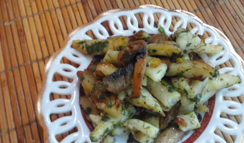 1. Этап. Картошка с луком на сковороде: Готовую картошку с луком на сковороде подаем посолив и поперчив. Можно еще свежих овощей добавить. Приятного аппетита!