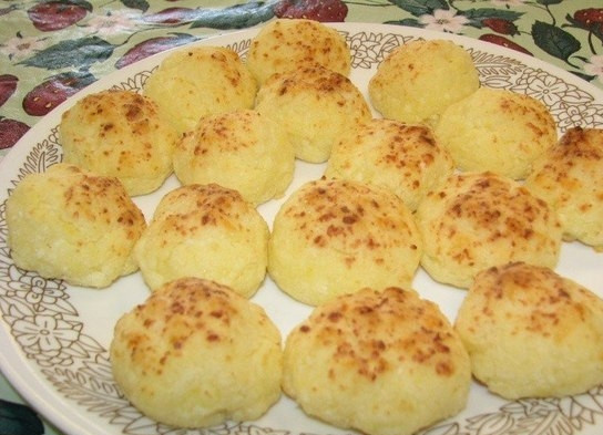 1. Этап. Печенье из глазированных сырков: 4. Сверху наше печенье из глазированных сырков можно посыпать орехами, шоколадом и так далее. По этому рецепту получается 10-15 печенюшек.