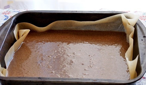 1. Этап. Торт на кипятке: 11. Форму для запекания застелите пергаментом, вылейте в неё тесто. Отправьте в разогретую до 180 градусов духовку.