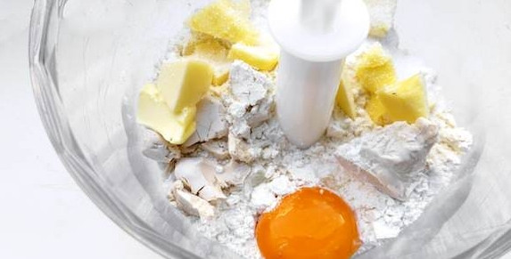 1. Этап. Быстрый пирог с бананами: 1. Для приготовления теста в чашу блендера отправьте просеянную муку, дрожжи, холодное сливочное масло, желток, соль и сахар. Использование в рецепт приготовления быстрого пирога с бананами техники еще больше облегчает процесс.