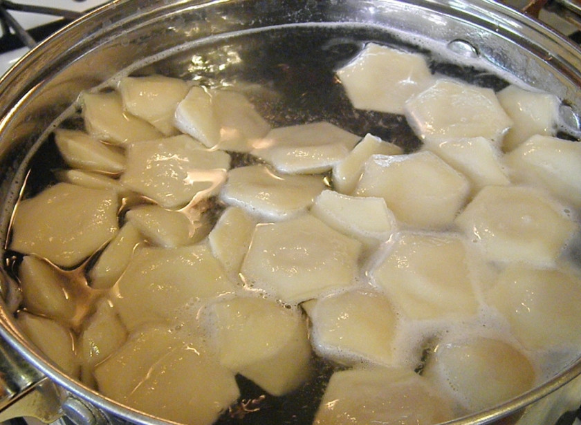 1. Этап. Пельмени с сыром в духовке: Заранее доведите воду до кипения. Посолите по вкусу. Забросьте пельмени в крутой кипяток, перемешайте, чтобы не прилипли ко дну. Варите до 10 минут.