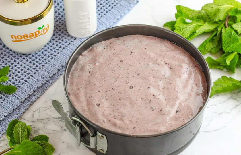 1. Этап. Торт из варенья черной смородины: Смажьте форму растительным маслом и выложите в нее приготовленную бисквитную массу. Разогрейте духовку до 180 градусов и отправьте в нее форму.