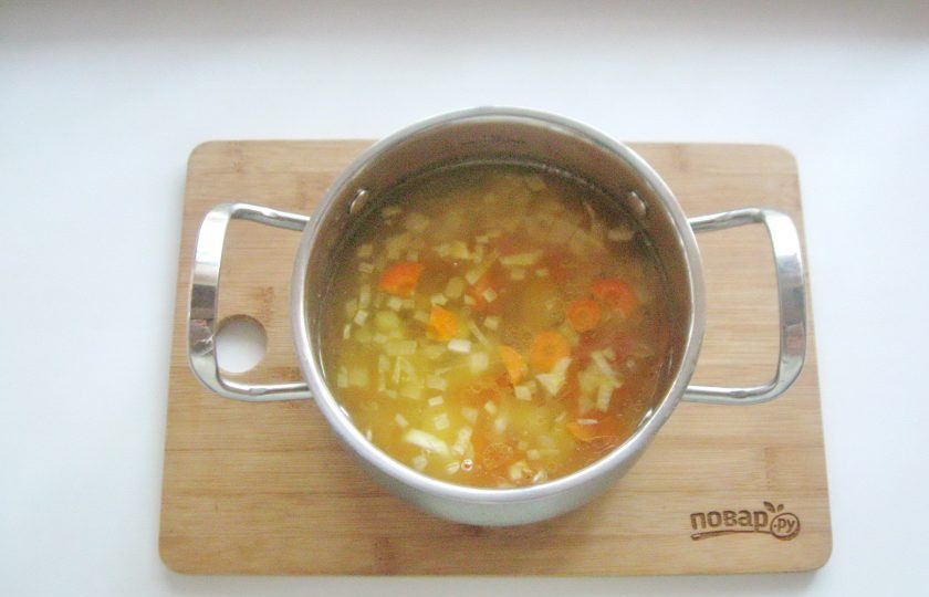 1. Этап. Гречневый суп с помидорами: Затем выложите морковь с луком в кастрюлю.