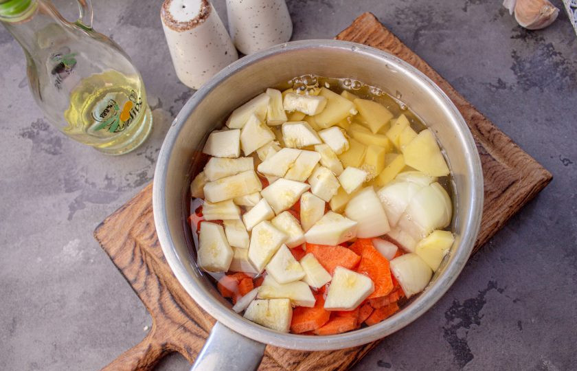 1. Этап. Суп-пюре из зеленого консервированного горошка: Налейте масло и воду. Поставьте на плиту, доведите до кипения, убавьте нагрев и варите 20 минут.