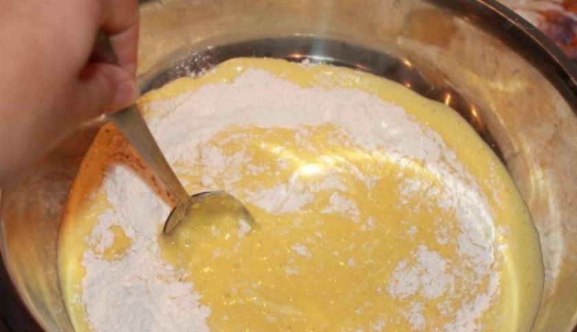 1. Этап. Воздушный бисквит для торта: Постепенно вводите муку с разрыхлителем и после каждой порции перемешивайте. Консистенция теста должна получится, как на оладьи.