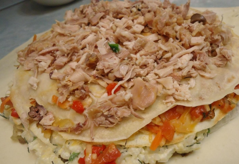 1. Этап. Курник из бездрожжевого теста: 16. Последний блинчик покрываю мясной начинкой.