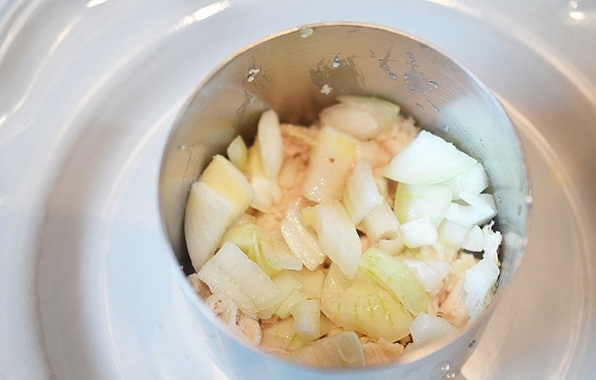 1. Этап. Праздничный салат Яркая фантазия: Следующим слоем выложите замаринованный отжатый лук