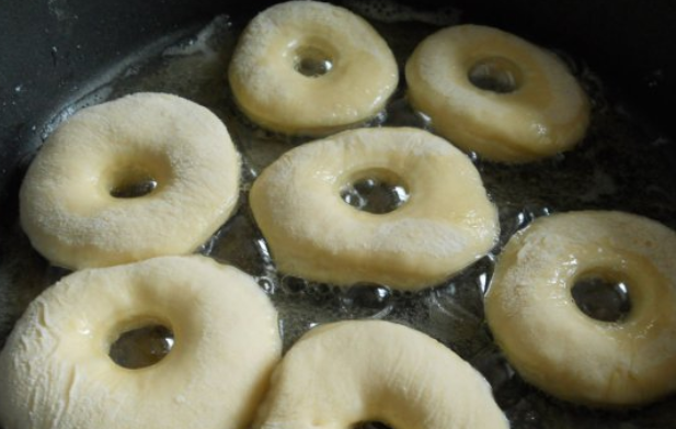 1. Этап. Пончики на кефире: Разогреваем в сковороде растительное масло, и обжариваем пончики с двух сторон до красивого золотистого цвета.