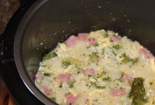 1. Этап. Брокколи в мультиварке Редмонд: 6. Смажьте маслом чашу мультиварки. Присыпьте сухарями для панировки. Выложите подготовленную продуктовую смесь с брокколи в чашу. Выставьте таймер на 1 час для работы в режиме «Выпечка».