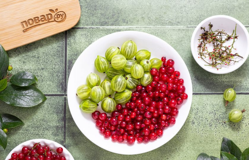 1. Этап. Варенье из крыжовника и красной смородины: У крыжовника отрежьте хвостики с двух сторон. Ягоды смородины отделите от веточек и листиков, переберите.