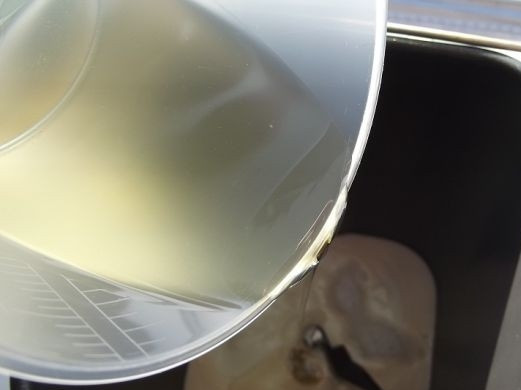 1. Этап. Хлеб на ряженке в хлебопечке: 3. Влейте растительное масло без запаха. Можно использовать оливковое, например.