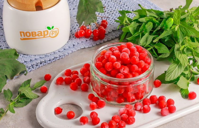 1. Этап. Заморозка калины на зиму: Пересыпьте ягоды калины в емкость и закрутите крышку на емкости. Храните ягоды в морозильной камере.