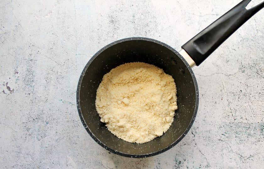 1. Этап. Крем из арахиса: Слегка обжаренный арахис измельчите в муку при помощи блендера и выложите в сотейник с толстым дном.