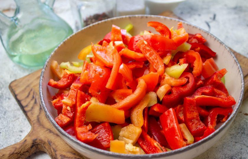 1. Этап. Мамино лечо: Перец помойте и очистите от семян. Нарежьте мякоть полосками.