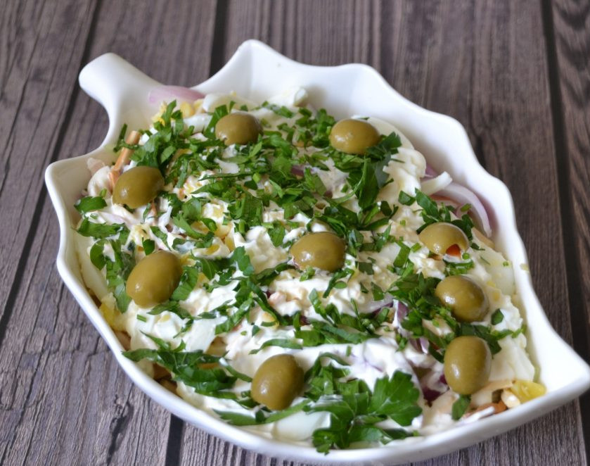 1. Этап. Салат с копченым сыром Косичка: Повторите эти же слои еще раз, верх салата смажьте майонезом, посыпьте зеленью петрушки, украсьте оливками.