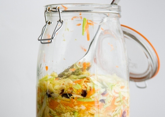 1. Этап. Капустный салат с клюквой: Готовый капустный салат с клюквой прекрасно подойдёт для любых блюд!