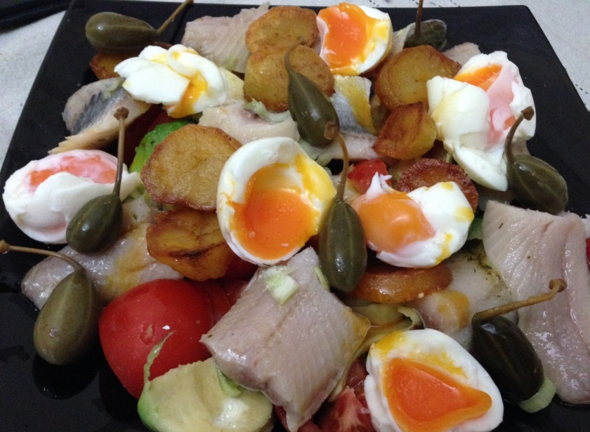 1. Этап. Салат Норвежский: Готовый салат посыпьте нарезанным луком-пореем, сбрызните растительным маслом — и можете подавать. Приятного аппетита!