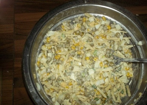 1. Этап. Салат с зелёным горошком консервированным: Солим, перчим и добавляем майонез. Размешиваем. Салат готов!