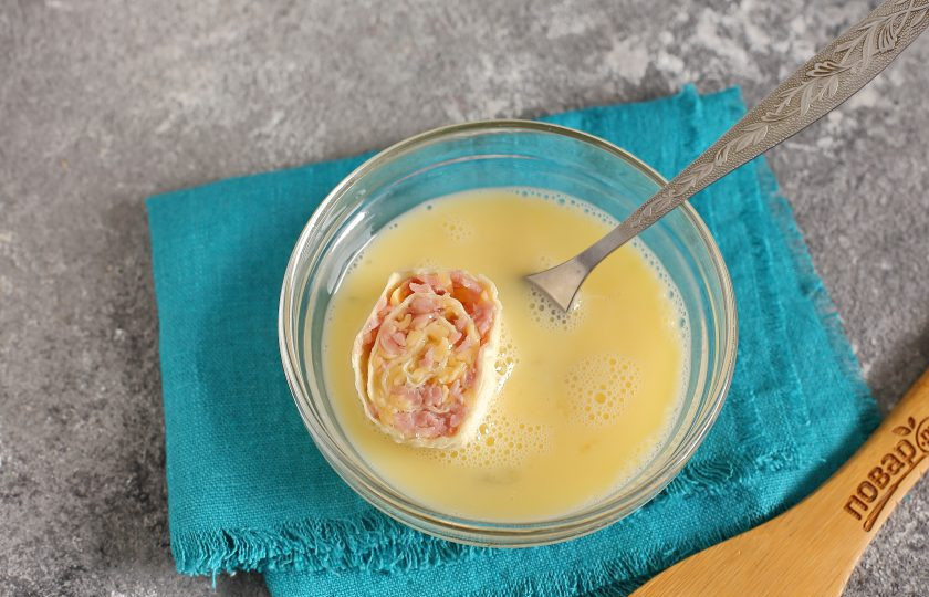 1. Этап. Завтрак на работу: Обмакните каждый кусочек во взбитое яйцо (соль в яйцо я не добавляю, но можно поперчить по желанию).