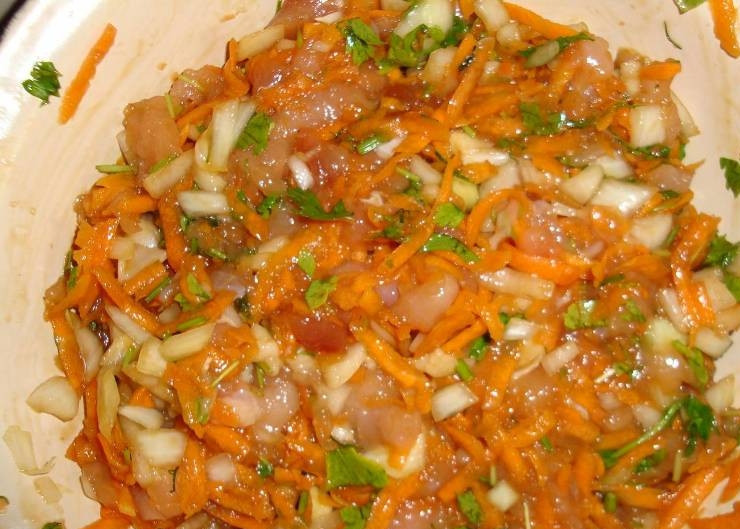 1. Этап. Цветная капуста с яйцом и помидорами: Теперь мелко нарезаем репчатый лук, трем морковь на крупной терке. Фарш выкладываем в отдельную миску и добавляем к нему измельченные овощи и зелень, солим и перчим.