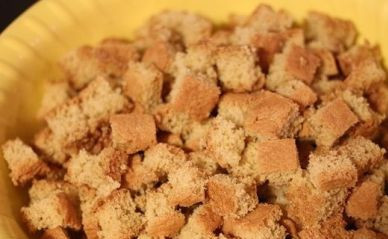 1. Этап. Торт с фруктами и желатином: Готовый бисквит нарезать на небольшие кусочки.