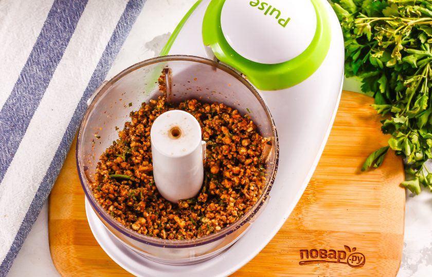 1. Этап. Пхали из капусты по-грузински: Измельчите все в течение 5-6 минут в крошку, стараясь, чтобы не осталось крупных кусочков.