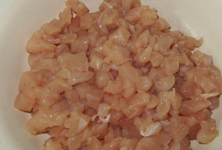 1. Этап. Куриные котлеты Нежность: Для начала промываем куриное филе, выкладываем его на бумажную салфетку, чтобы оно немного обсохло, а затем нарезаем филе не небольшие кубики.