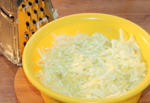 1. Этап. Сырные булочки с добавлением кабачка: 2. Кабачки и зелень промываем и обсушиваем бумажным полотенцем. Кабачки очищаем от шкурки (по желанию) и натираем на крупной терке.