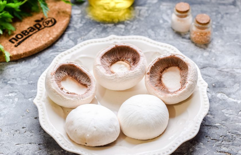 1. Этап. Шампиньоны с моцареллой в духовке: Шампиньоны выбирайте крупные. Удалите у грибов ножки, сами шляпки аккуратно почистите.