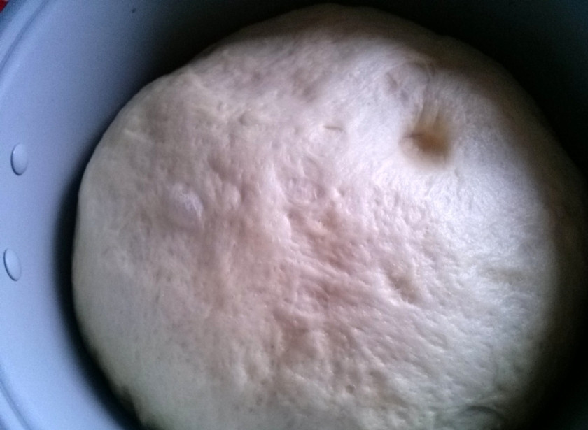 1. Этап. Булочки с корицей Синнабон: Накройте тесто, поставьте его в теплое место на 90 мин для подъема. Можно оставить в чаше мультиварки при закрытой крышке. Тесто должно увеличиться вдвое.