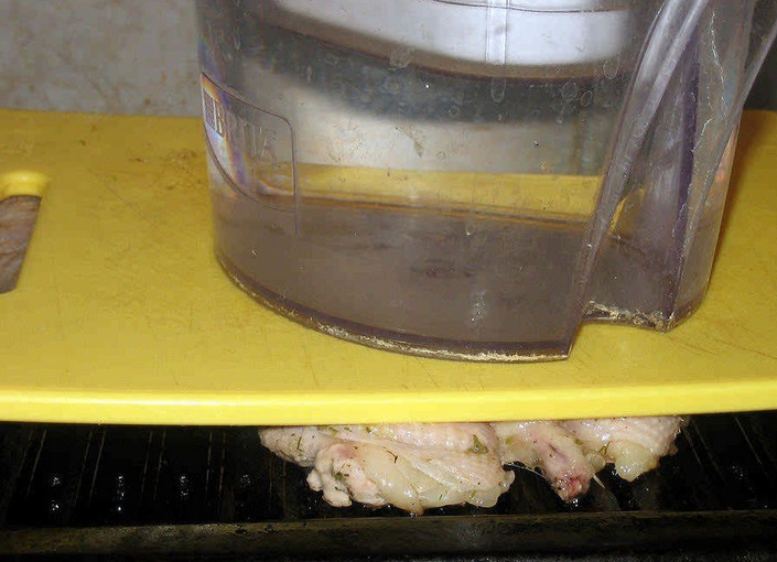 1. Этап. Жареная куропатка: Через час насухо вытираем куропаток от маринада. Смазываем тушки растопленным сливочным маслом. Перекладываем куропаток на гриль (разрезом вниз). Жарим под гнетом, чтобы тушки плотно прижимались к грилю.