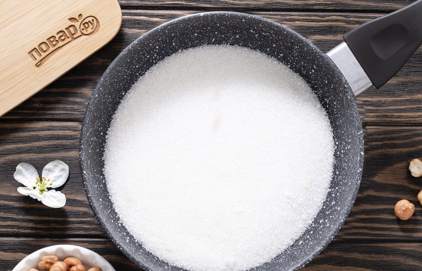 1. Этап. Пралине: В разогретую на небольшом огне сковороду или сотейник с толстым дном насыпьте сахар ровным слоем.