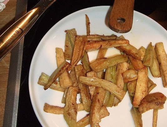 1. Этап. Баклажаны по-китайски в кляре: 5. Отдельно жарим баклажаны тоже где-то пол минуты, когда тесто начнёт приобретать золотистый цвет. Предлагаю жарить небольшими порциями, так баклажаны лучше обжарятся.