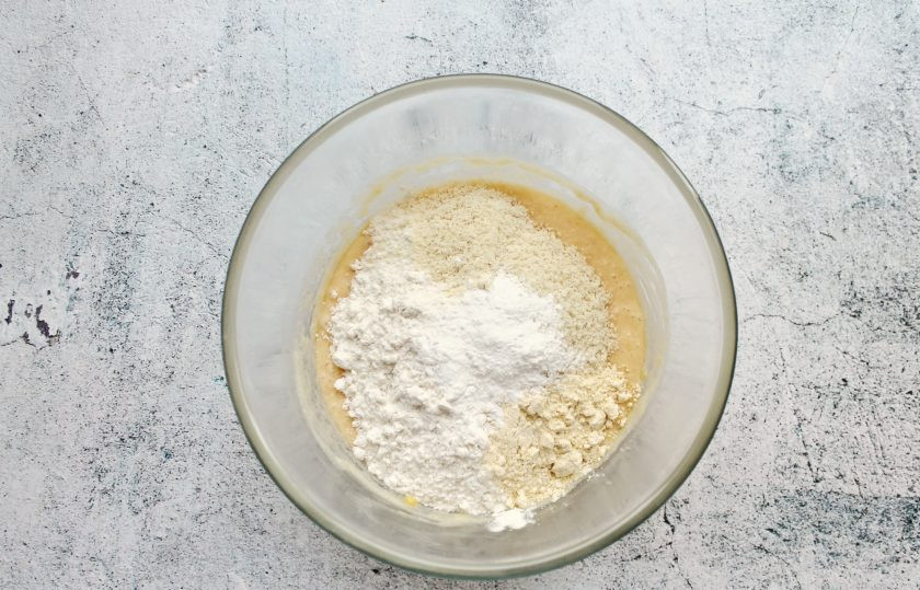 1. Этап. Марципановый кекс: Смешайте пшеничную муку с разрыхлителем, добавьте в миску, добавьте миндальную и кукурузную муку.