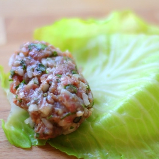 1. Этап. Голубцы с мясом: В каждый капустный лист аккуратно заворачиваем небольшое количество начинки (примерно 2 столовых ложки).