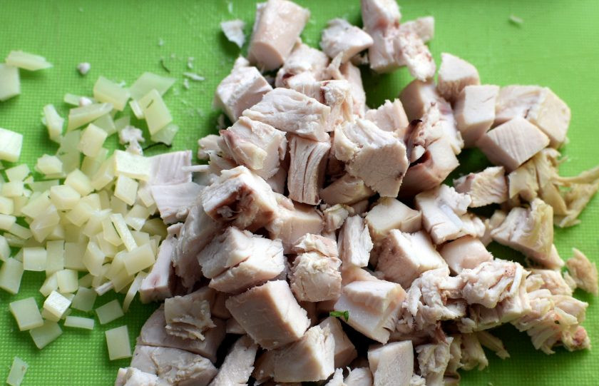 1. Этап. Заливной пирог с курицей и рисом: Включите духовку на разогрев до 200 градусов и начните готовить начинку. Нарежьте кубиками отварную грудку, сыр натрите на крупной терке или мелко нарежьте.