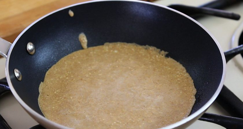 1. Этап. Гречневые блины с начинкой: 3. После этого в разогретую сковороду вливайте по поварёшке теста.