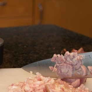 1. Этап. Паштет из куриной печенки: 2. Пока печень жарится, почистите лук и нарежьте небольшими кубиками. Если используете свежий тимьян (чабрец), промойте и оборвите листочки.