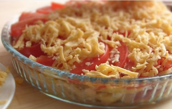 1. Этап. Картофель с мясом по-французски: 6. Форму смажьте оливковым маслом. Выкладывайте слоями картофель, мясо, лук и майонез. Чередуйте слои, а сверху выложите помидоры и присыпьте тертым сыром.