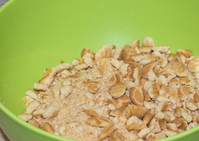 1. Этап. Чизкейк Филадельфия: Сыр заранее достанем из холодильника, а сами начинаем готовить основу чизкейка. Крошим печенье. Не нужно измельчать его в муку, просто в некрупную крошку.