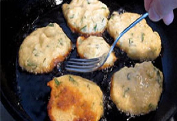 1. Этап. Кабачковые оладьи без яиц: Смазываем сковороду растительным маслом, ставим медленный огонь. Лепим оладьи из теста, кладем на сковородку. Обжариваем до румяной корочки.