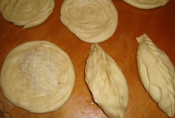 1. Этап. Бадамбура: Слегка раскатываем каждый кусочек, делаем по центру углубление и кладем миндальную начинку. Аккуратно залепливаем отверстие.