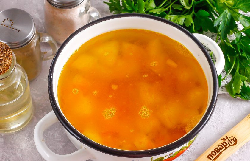 1. Этап. Холостяцкий суп: Влейте воду, всыпьте соль и специи от вермишели, отварите суп примерно 15 минут.