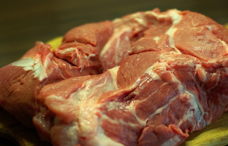 1. Этап. Шашлык по-кавказски из свинины: Мясо хорошенько промываем и просушиваем при помощи бумажного полотенца.