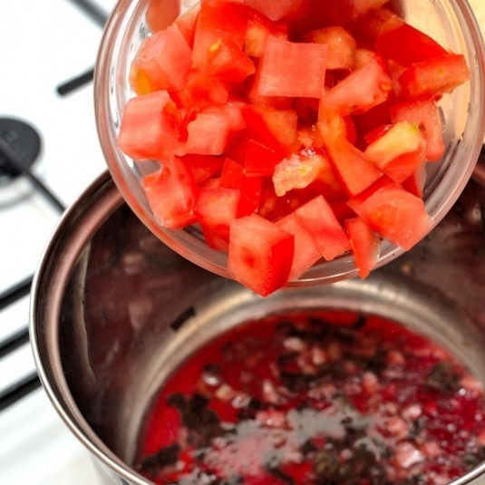 1. Этап. Паста с красным соусом: Добавляем мелко нарезанные помидоры.