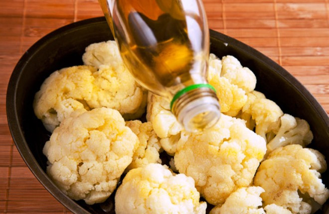 1. Этап. Цветная капуста с маслом: Цветную капусту отварите до полуготовности, затем разберите на соцветия и выложите в форму для запекания. Полейте растительным маслом и отправьте в духовку на 10 минут при 200 градусах.