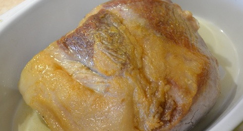 1. Этап. Мясо в молоке в духовке: Перекладываем обжаренное мясо в форму для запекания. Она должна быть с высокими бортиками.