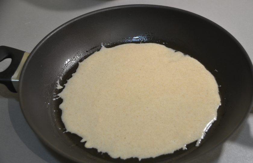 1. Этап. Яичница в блинах: Наливайте тесто на сковороду и жарьте блины с обеих сторон.